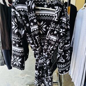 PINK Victoria's Secret Black and White Patterned Fleece Robe